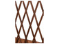 Treillis en bois avec un motif diagonal.