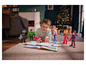 Un garçon joue avec des figurines de Spider-Man, Hulk et d'autres super-héros.