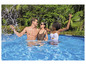 Trois personnes en maillot de bain dans une piscine.