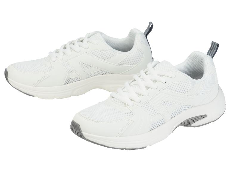 Une paire de baskets blanches avec des détails gris.