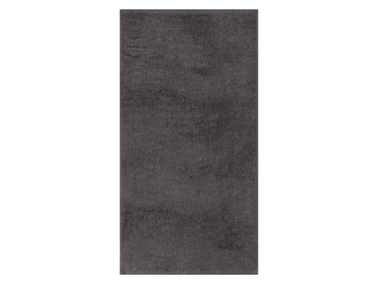 Serviette gris foncé avec texture éponge.