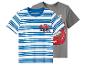 Deux t-shirts à manches courtes pour enfants : un rayé blanc et bleu avec une voiture de course rouge, un gris avec une voiture de course rouge.