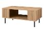 Table basse en bois clair avec côtés à lattes et rangement ouvert, sur pieds noirs.