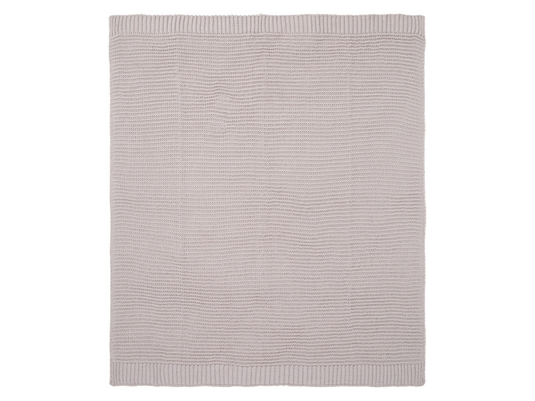 Une couverture en tricot gris clair