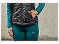 Une veste noire et un pantalon de survêtement vert avec un logo blanc.