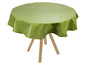 Une nappe verte sur une table ronde avec des pieds en bois.