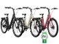 Trois vélos électriques de différentes couleurs.
