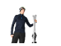 Homme en tenue de ski avec skis, bonnet et lunettes de ski.