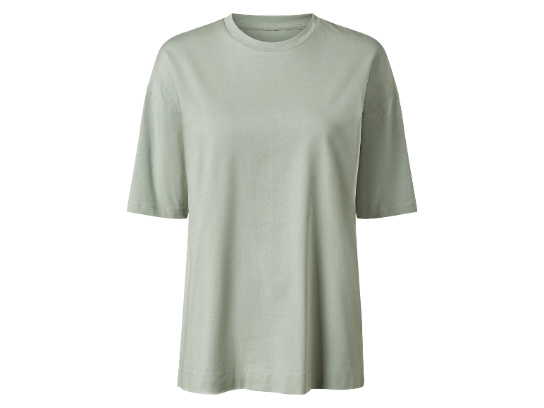 Un t-shirt vert clair, ample.