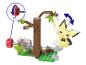 Un set de construction avec une figurine de Pikachu de Pokémon et un arbre mobile.
