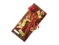 Planche en bois avec bâtonnets de salami, fromage, groseilles rouges et figues.