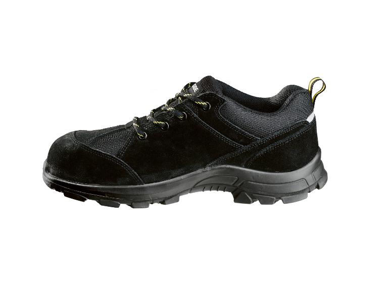 Chaussures de sécurité noires à lacets.