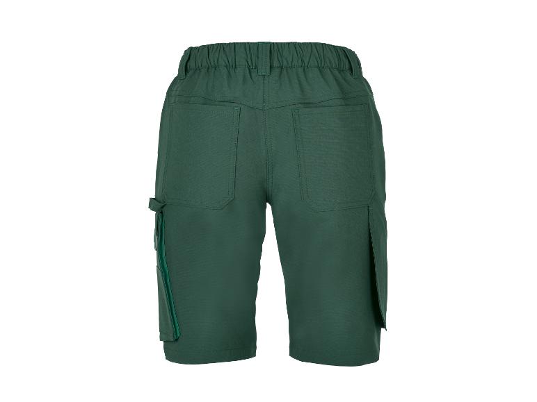 Short cargo vert avec des poches.