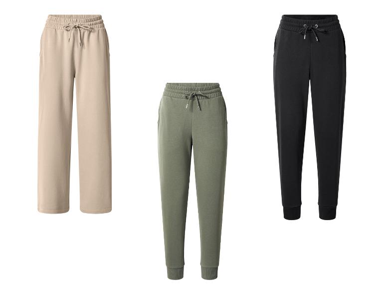 Trois pantalons de jogging: beige large, vert et noir avec chevilles resserrées.