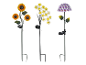Trois lampes solaires de jardin en forme de fleurs : tournesols, fleurs blanches et hortensias violets.