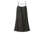 Une robe noire à bretelles fines avec des pois blancs.