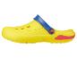 Sabots jaunes Crocs pour enfants.