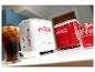 Deux glacières Coca-Cola et un verre de Coca-Cola.