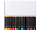Une boîte en métal ouverte remplie de 48 crayons de couleur, rangés par couleur.