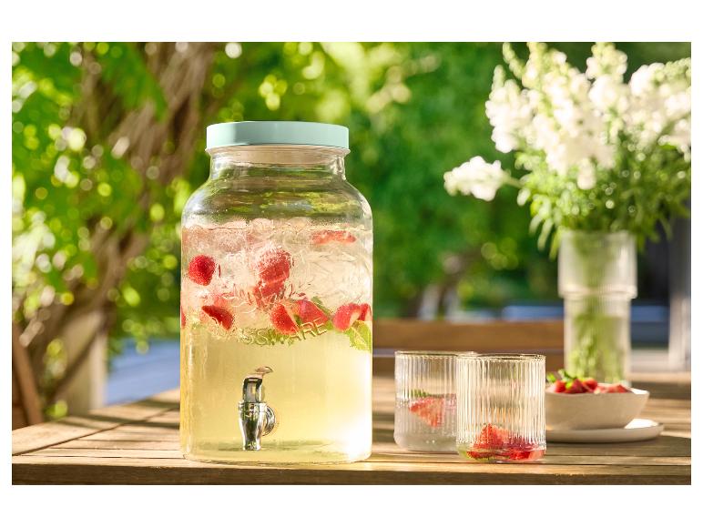 Carafe et verres à boisson Glassware avec infusion de fraises.