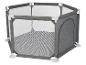 Un parc pour bébé gris avec une section en filet et une ouverture transparente avec une fermeture à glissière.