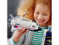 Un enfant tient un vaisseau spatial de la NASA, un set LEGO.