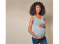 Une femme enceinte porte un débardeur rayé et un jean.