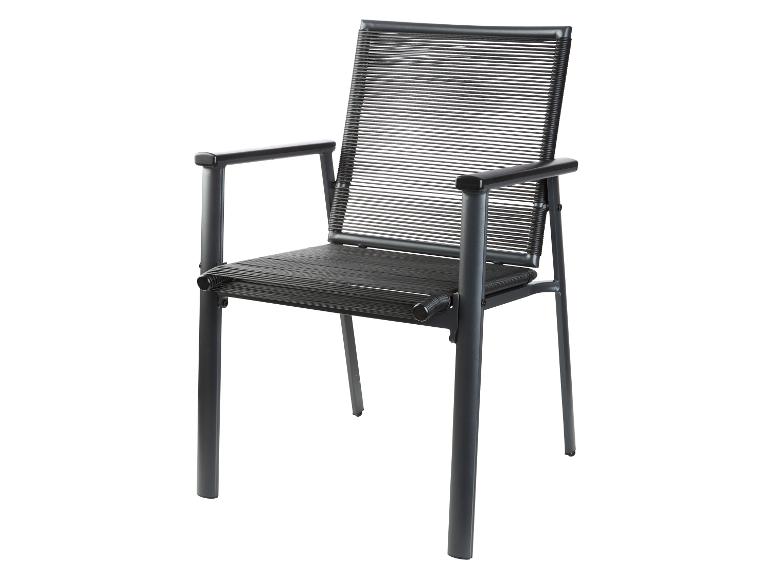 Une chaise noire avec des accoudoirs en métal et un siège tissé.