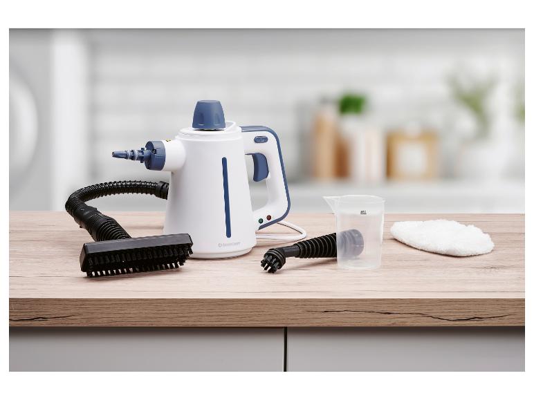 Nettoyeur vapeur à main SilverCrest blanc et bleu avec accessoires sur un comptoir en bois.