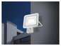 Un luminaire extérieur blanc avec un détecteur de mouvement sur un mur.