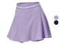 Jupe violette de tennis avec bande contrastante blanche.