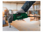 Une découpeuse Parkside PMK 550 C2 verte utilisée pour couper une tôle métallique.
