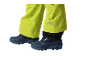 Pantalon de ski jaune et bottes pour enfants.
