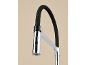 Robinet de cuisine chromé avec bec flexible noir et douchette extractible.