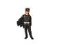 Enfant en costume de Batman, combinaison noire avec logo chauve-souris jaune et ceinture.