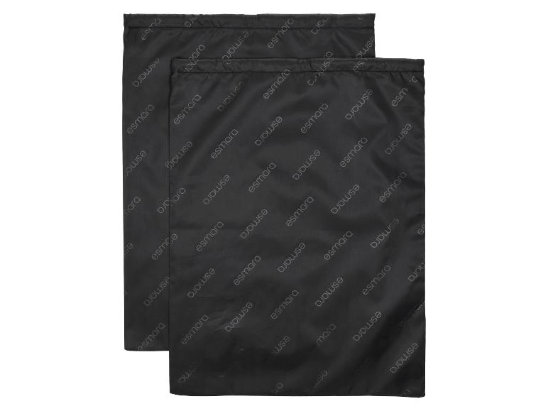 Deux sacs à linge noirs avec un motif de texte répété.