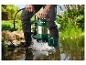 Homme utilisant une pompe submersible PARKSIDE dans un étang.