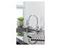 Robinet de cuisine chromé, évier en acier inoxydable et accessoires de cuisine.