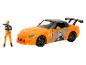 Une voiture jouet orange sur le thème de Naruto avec une figurine de Naruto.