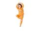Fille en pyjama orange avec imprimé fantômes, debout sur une jambe, mains au-dessus de la tête.