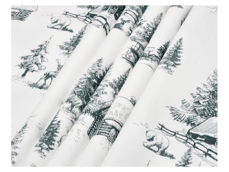 Tissu blanc avec des illustrations vert foncé d'animaux forestiers et de cabanes.