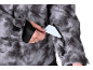 Personne mettant une carte blanche dans la poche d'une veste camouflage grise.