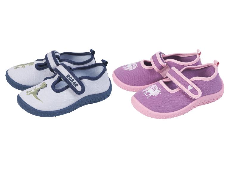 Chaussons pour enfants: bleus avec dinosaure et violets avec licorne.