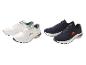 Deux paires de chaussures de course à pied, une paire blanche avec des accents bleus et une paire bleu foncé avec des détails orange.