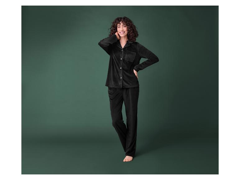 Une femme porte un pyjama en velours noir.