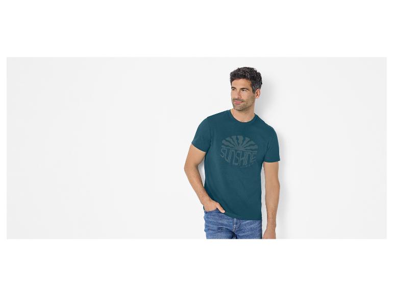 Homme en t-shirt sarcelle avec motif 'SUNSHINE make your own' et jean bleu