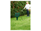 Enrouleur de tuyau Parkside et arrosoir dans un jardin.