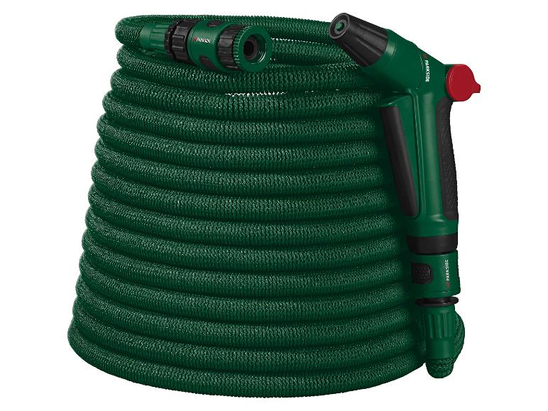 Tuyau d'arrosage vert Parkside avec pistolet et connecteur.