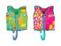 Deux gilets de natation colorés pour enfants, un vert à motifs géométriques et un rose à pois.