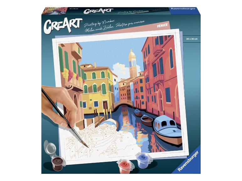 Kit de peinture par numéros représentant une scène de canal vénitien, avec une main peignant un bateau.